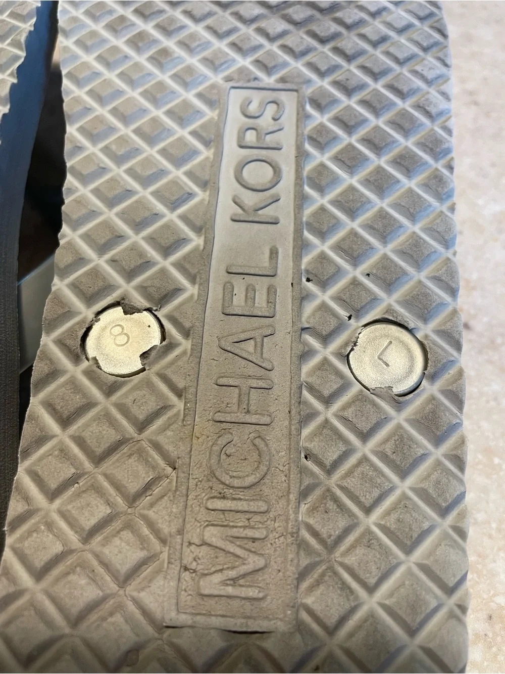 MICHAEL KORS MK Logo Medallian Flip Flop Sandals Gray Silver Metallic Size 8